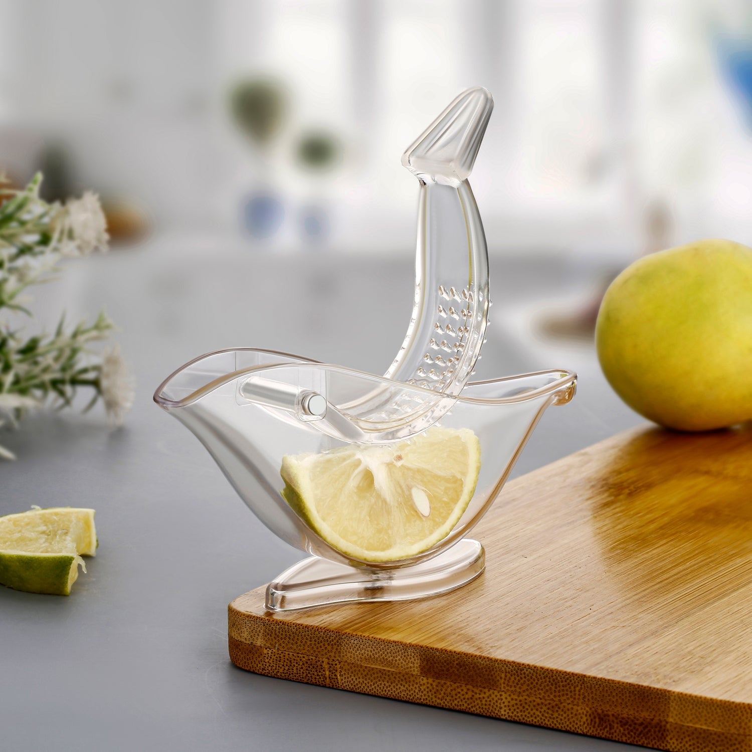 Bird-shaped hand juicer for citrus fruits Bird-shaped hand juicer for citrus fruits